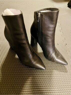 Marc Fisher UNIQUE Black Leather Pointed-Toe Block Heel Ankle Boots